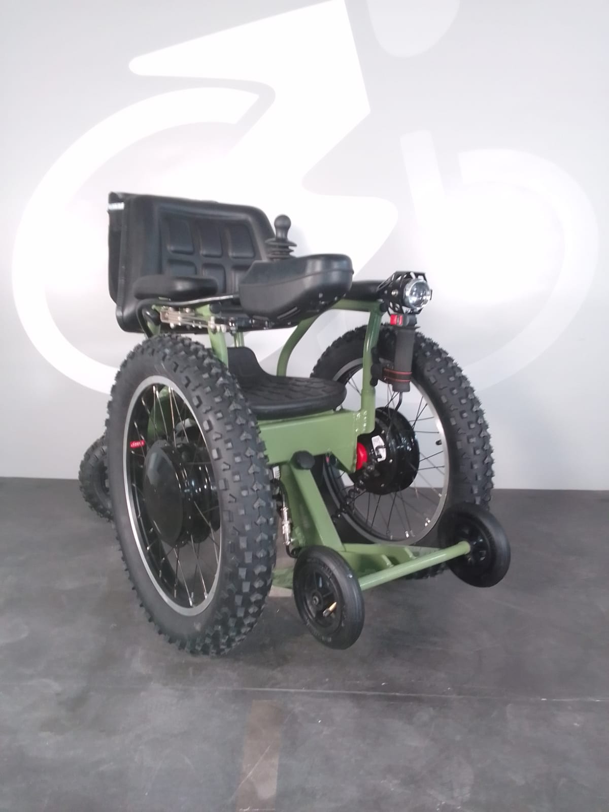 Silla de ruedas todoterreno Safari Mini personalizada y compacta para una movilidad excepcional.