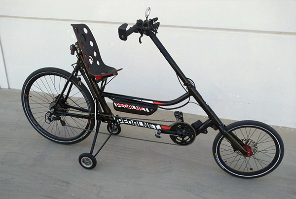 Bicicleta-adaptada-semirreclinada-con-estabilizadores