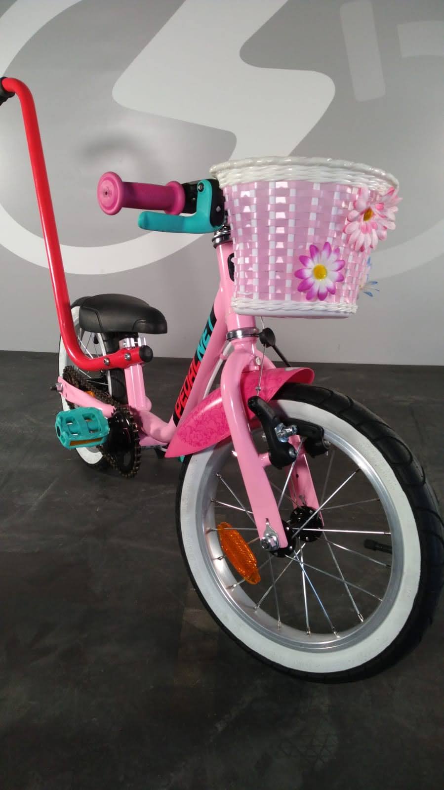 Adaptación a medida de bicicleta para niña con acondroplasia