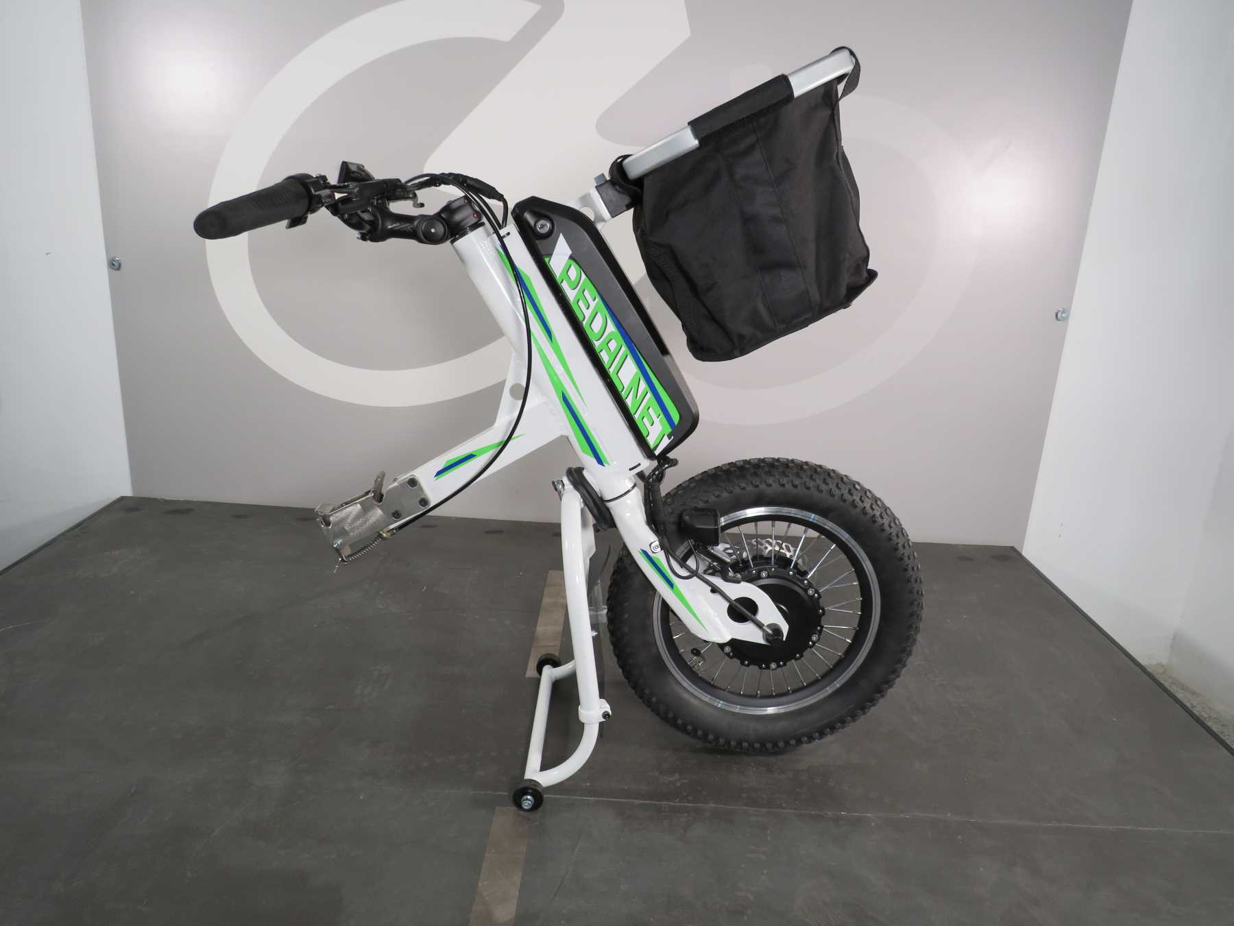 Handbike eléctrica con cesta portaobjetos