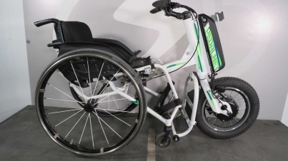 Persona utilizando una handbike adaptada de Pedalnet Mobility para disfrutar de la libertad y la movilidad activa"