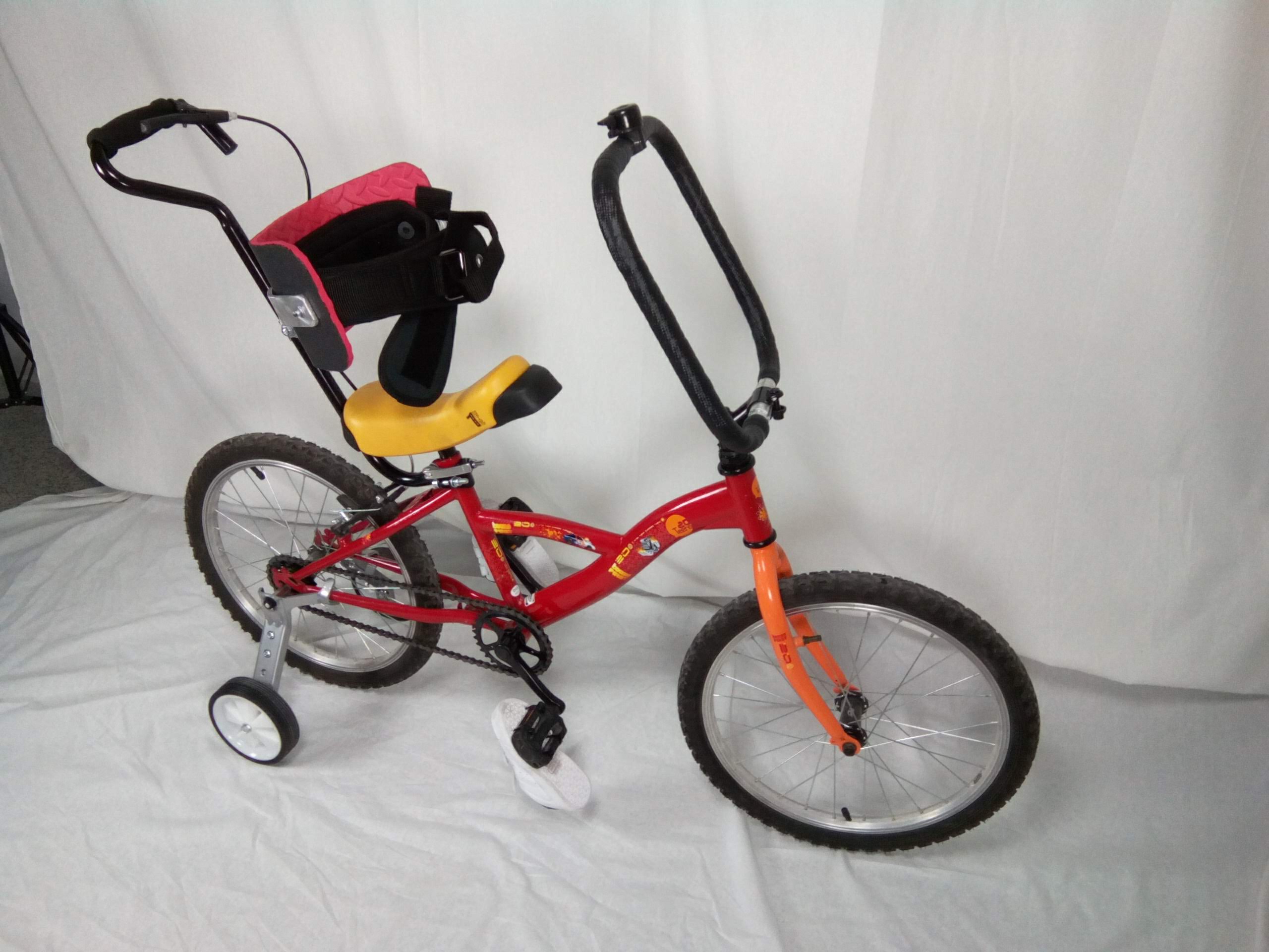 Detalles triciclo adaptado niño con necesidades especiales