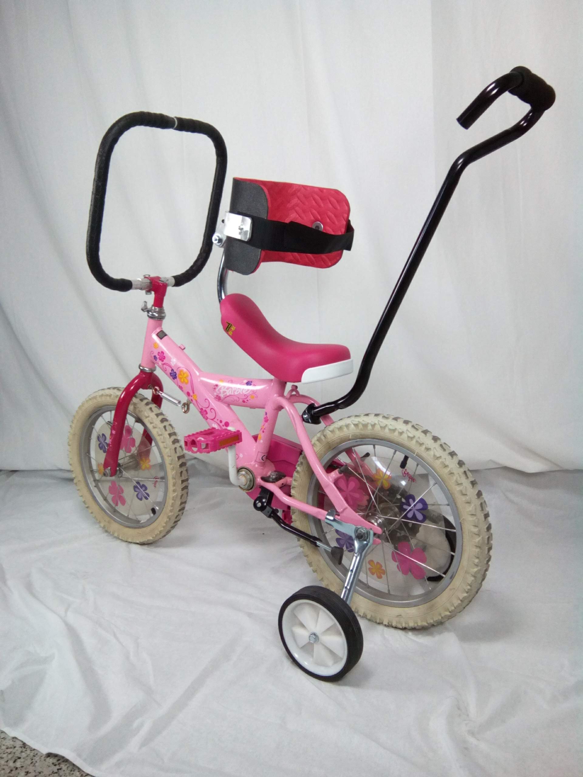 Detalle triciclo adaptado niña con necesidades especiales
