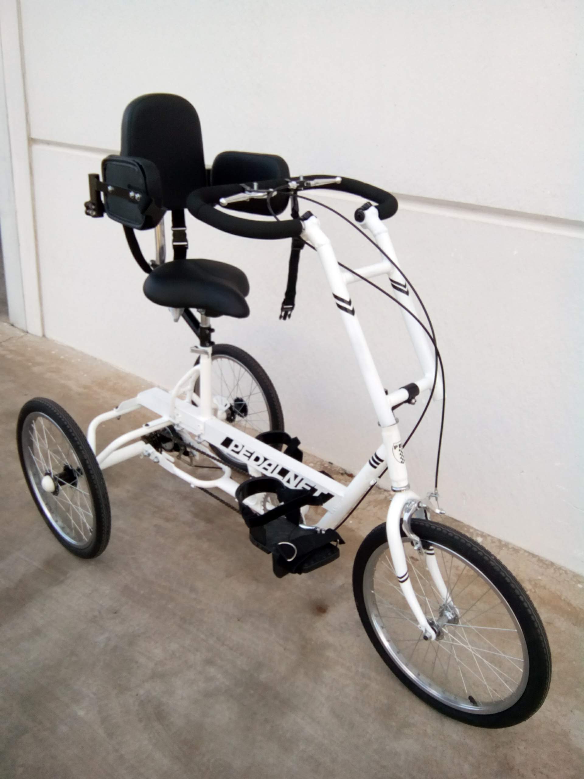 Detalle manillar especial triciclo adaptado junior, bicicleta adaptada para niños con necesidades especiales a medida
