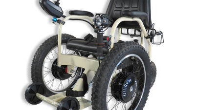 Imagen de la silla todoterreno eléctrica Safari de PedalnetMobility en acción, conquistando terrenos diversos y brindando libertad a personas con discapacidades.